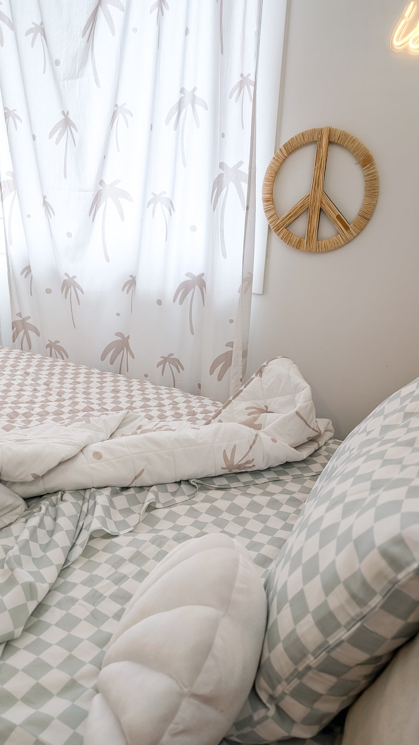 A neutral and coastal kids bed made with organic cotton sheets and organic cotton reversible quilt blanket with wavy stripe print completes this cute coastal kids bedding linen look | The Cuddle Collective